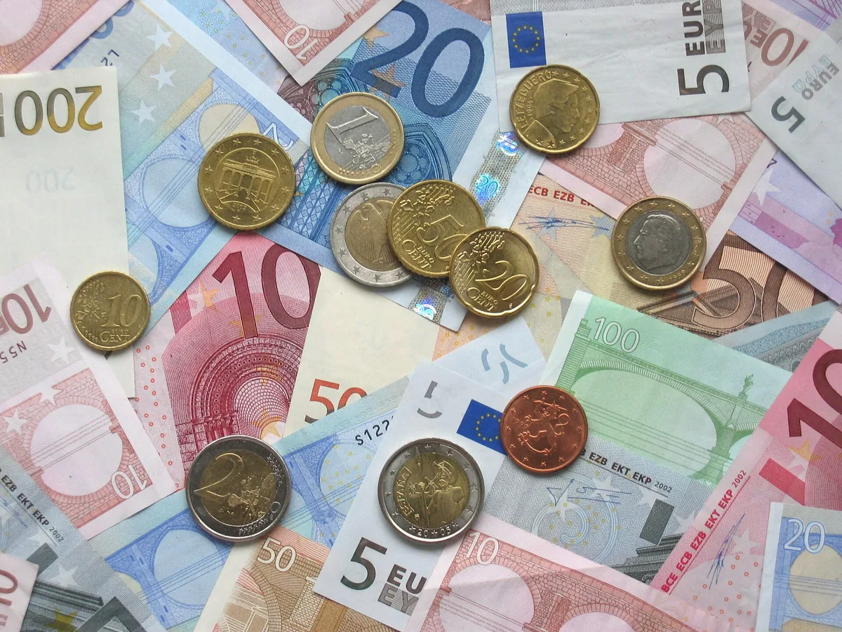 Billets et pièces en euros, symbole du premier versement lors d'une réservation de camping