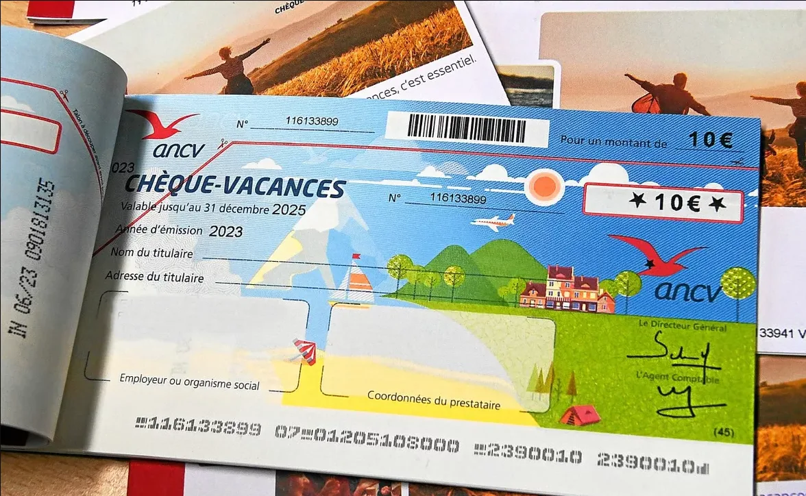 Carnet de Chèques-Vacances ANCV ouvert, coupon de 10 euros avec son talon détachable