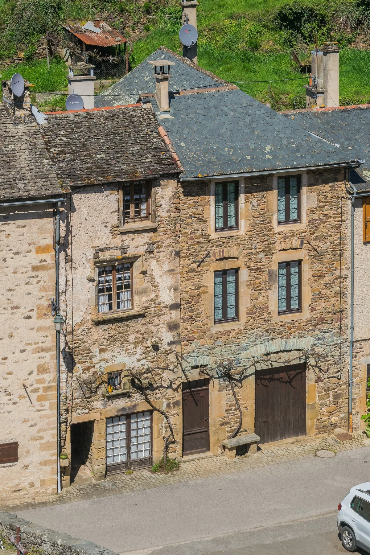 Vue du château fort de Brousse-le-Château dominant le village et la confluence du Tarn et de l'Alrance