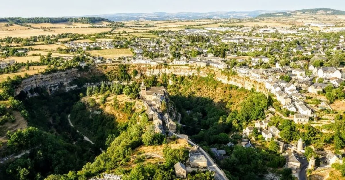 Vue sur le canyon de Bozouls et son église sur l'éperon rocheux en Aveyron