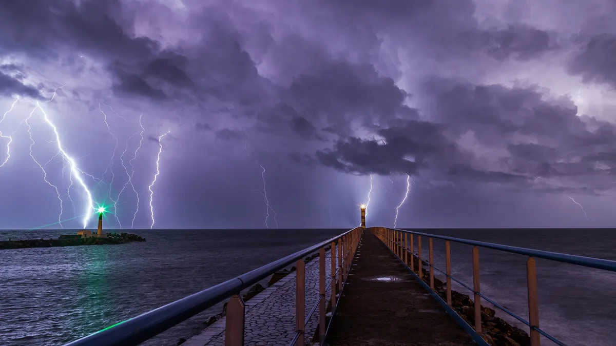 Orage nocturne avec éclairs au-dessus d'un port, image d'un événement imprévisible et irrésistible