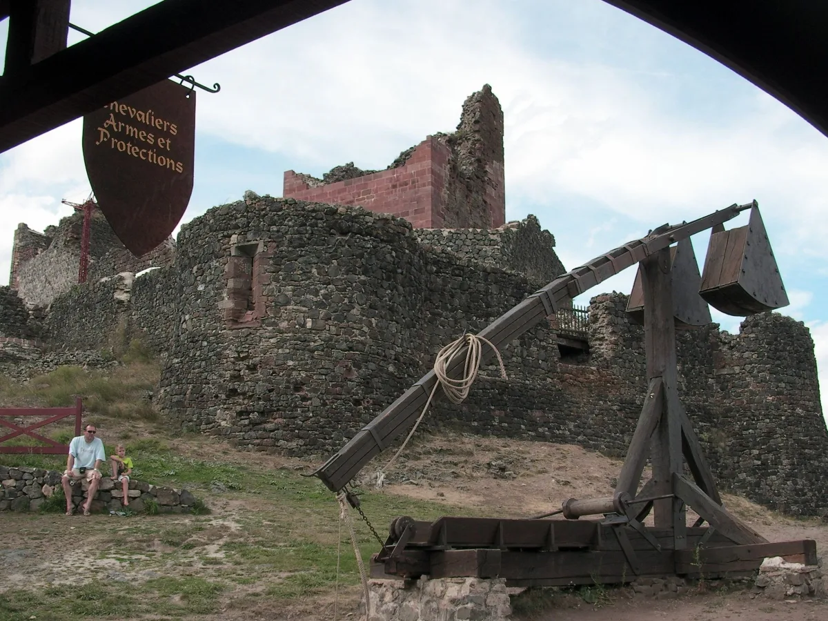 Le château de Calmont d'Olt dominant la ville d'Espalion et la vallée du Lot