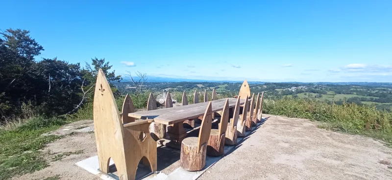 Panorama depuis le château de Thénières sur le plateau de l'Aubrac en Aveyron