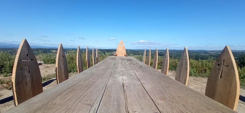 Les ruines du château de Thénières dans le paysage de l'Aubrac aveyronnnais