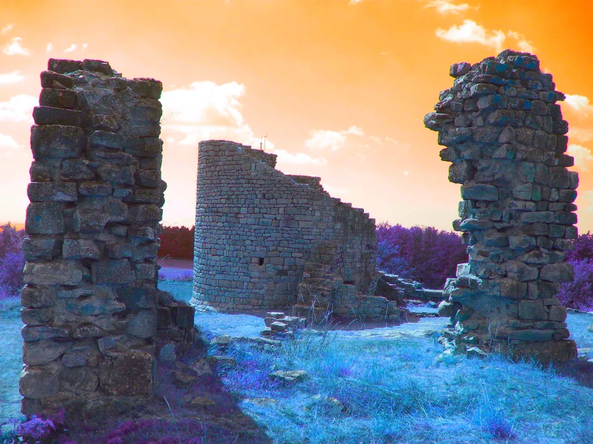 Les ruines du château de Thénières en Aveyron, perché à 900 mètres d'altitude