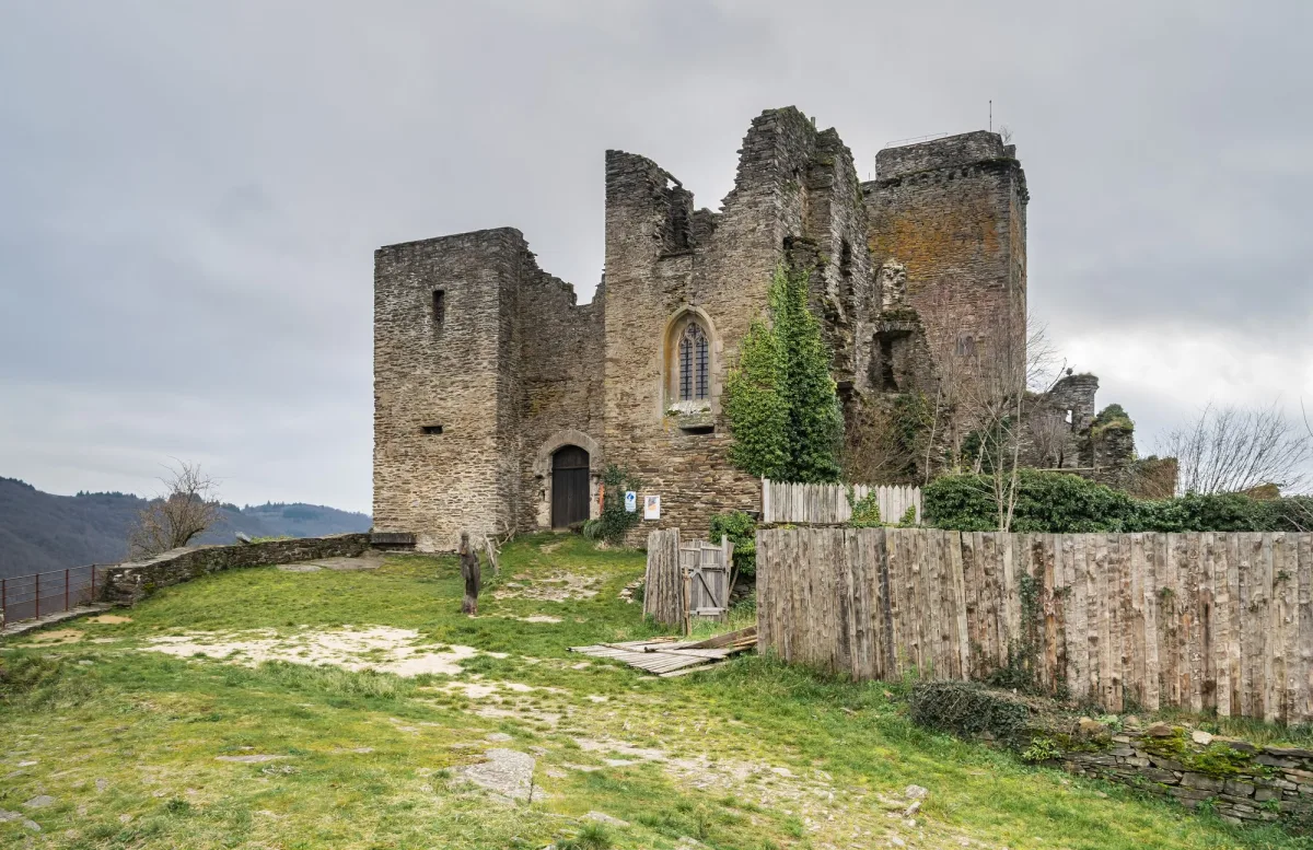 Les ruines du château de Valon sur leur éperon rocheux, à Lacroix-Barrez en Aveyron