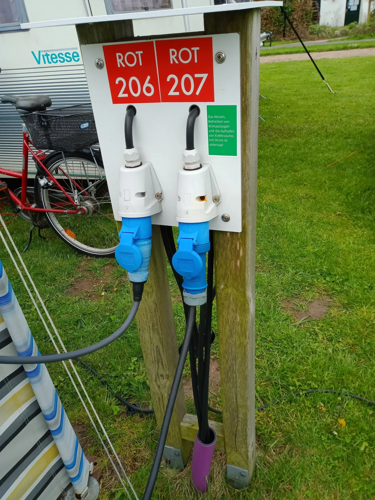 Bornes électriques de camping avec prises bleues CEE de type européen, câbles de caravane branchés