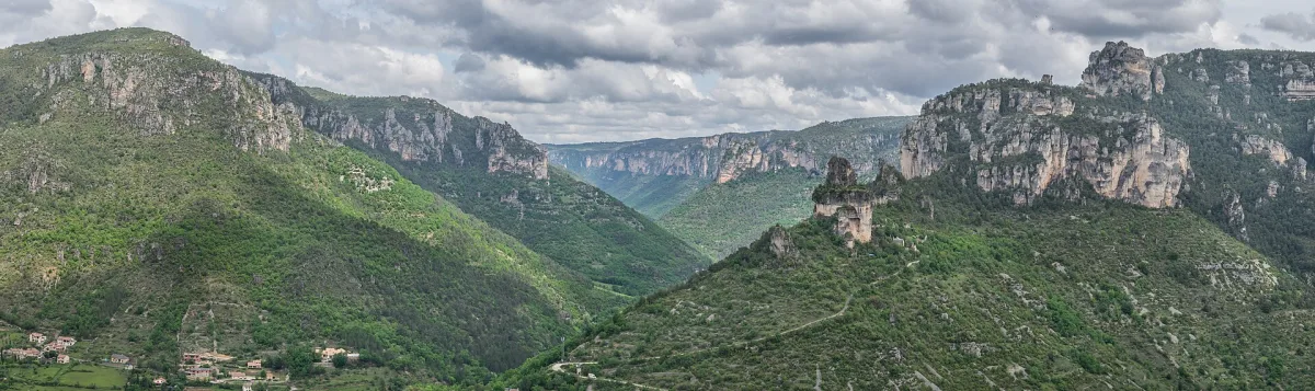 Falaises calcaires et pitons rocheux des gorges du Tarn entre Mostuéjouls et Le Rozier en Aveyron