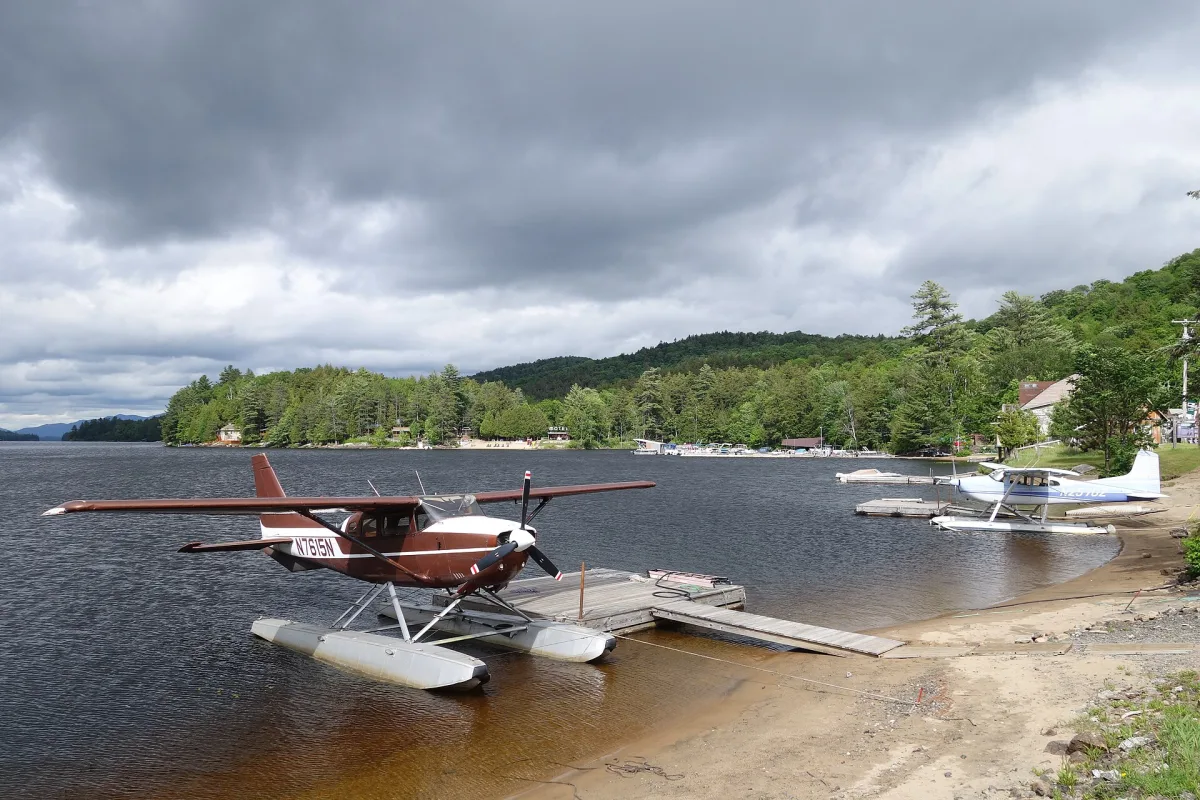 Deux hydravions sur flotteurs posés au bord d'un lac, illustration du flamping
