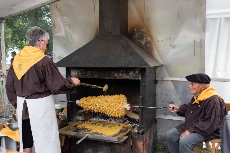 Le gâteau à la broche, la pâtisserie qui pousse comme un sapin doré