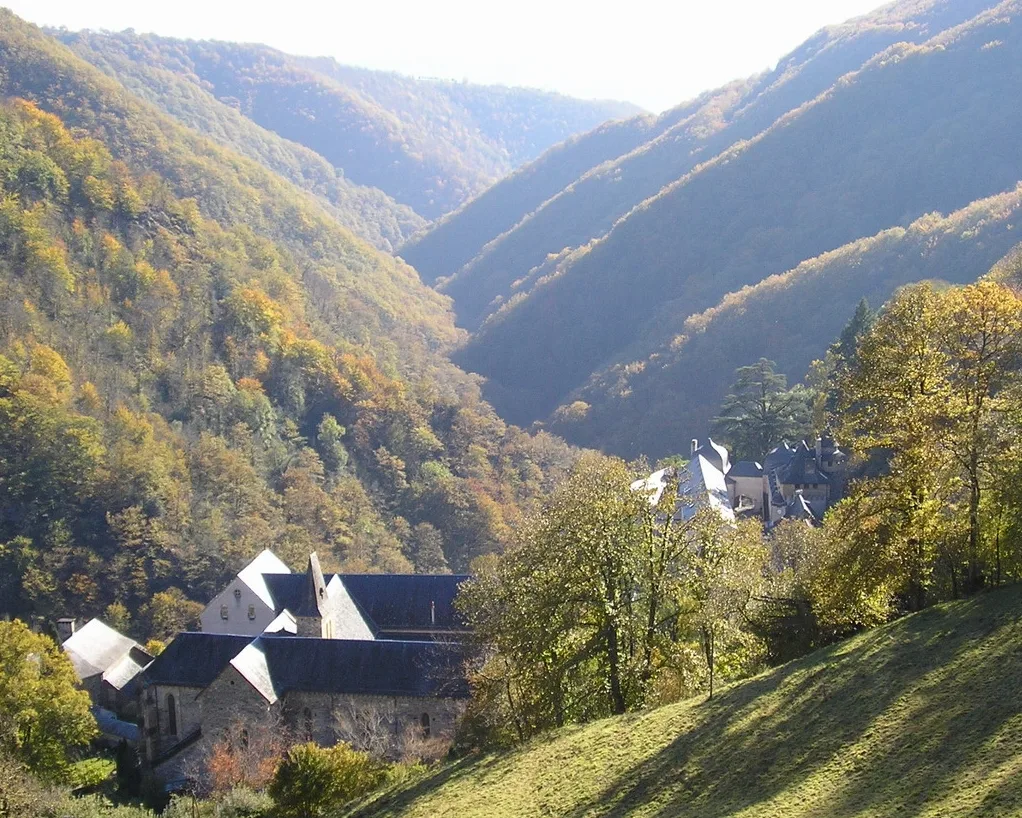 Bâtiments en pierre de l'abbaye cistercienne de Bonneval dans la vallée de la Boralde en Aveyron