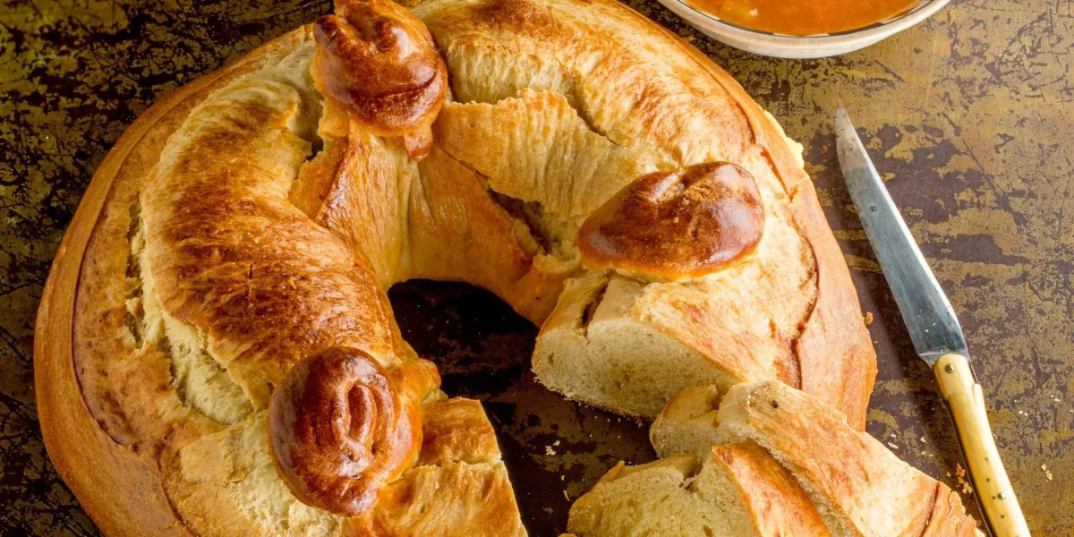 Fouace aveyronnaise en couronne, brioche dorée à la fleur d'oranger, coupée en tranches et servie avec de la confiture