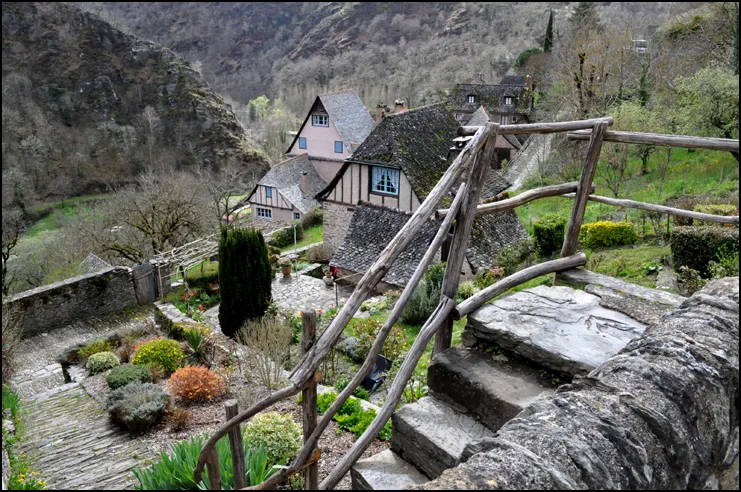 Vue sur le vignoble en terrasses de Marcillac-Vallon dans la vallée du Dourdou en Aveyron