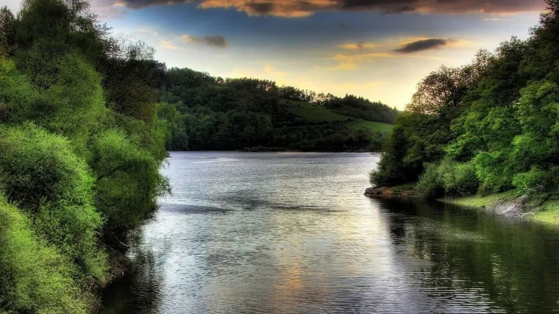 Le lac de la Selve vu du pont de l'Oustrac en Aveyron