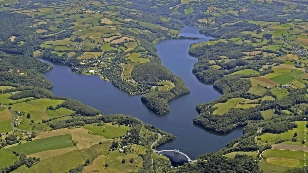 Vue aérienne du lac de la Selve (lac de Maury) en Aveyron