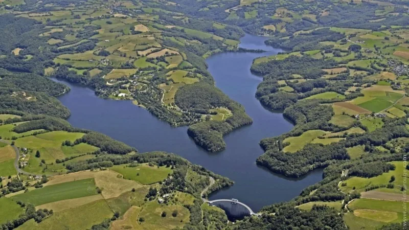 Vue aérienne du lac de la Selve en Aveyron