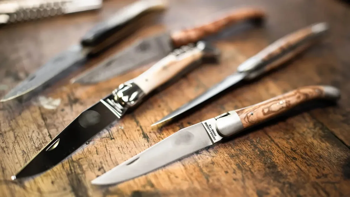 Couteaux de Laguiole fabriqués à la main, artisanat traditionnel de l'Aveyron