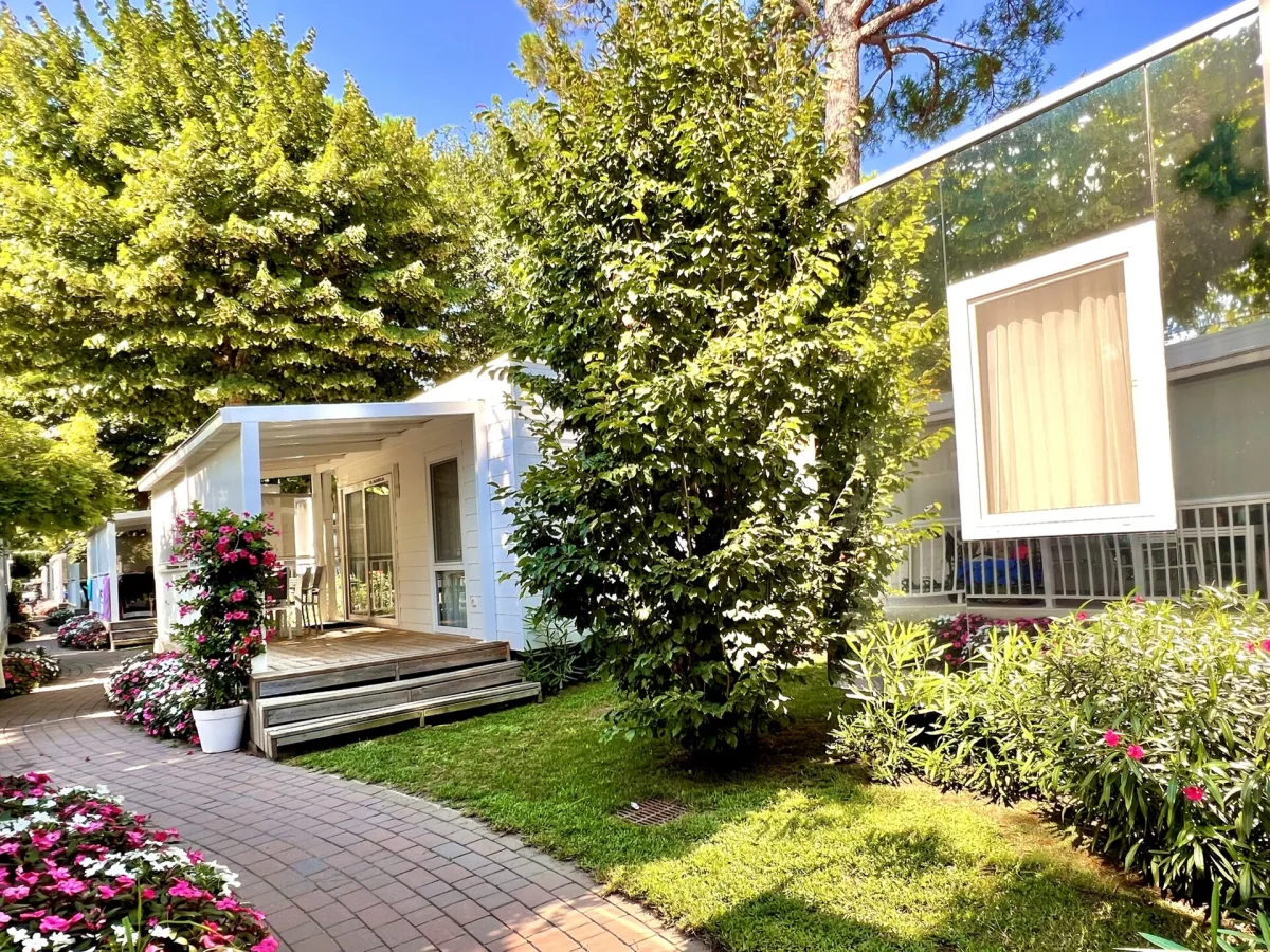 Rangée de mobil-homes avec véranda dans un camping, hébergements à préparer entre deux séjours