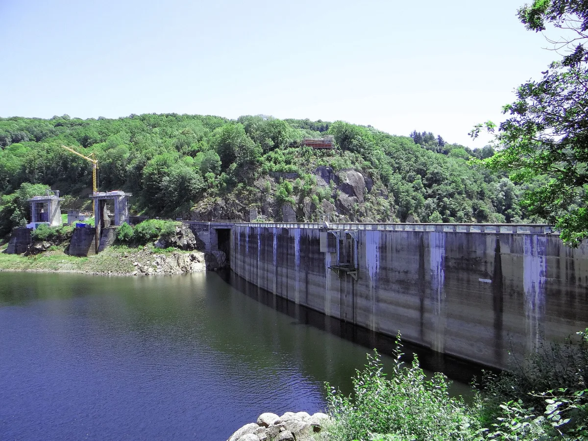 Vue sur le lac de retenue du barrage de Sarrans encaissé dans les gorges de la Truyère en Aveyron
