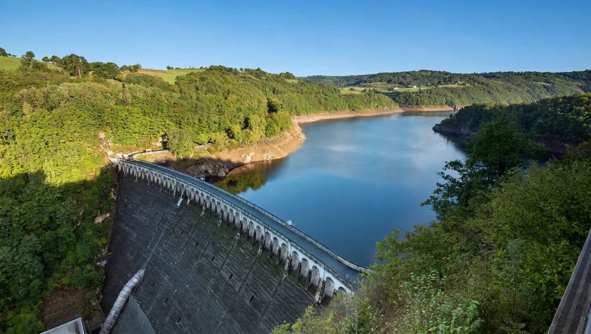 Vue sur le lac de retenue du barrage de Sarrans encaissé dans les gorges de la Truyère en Aveyron