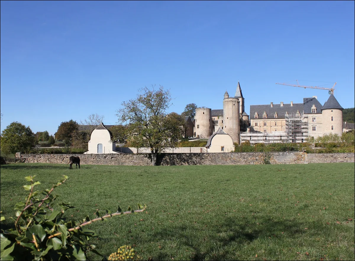 Vue générale sur les façades Renaissance du château de Bournazel, en Aveyron