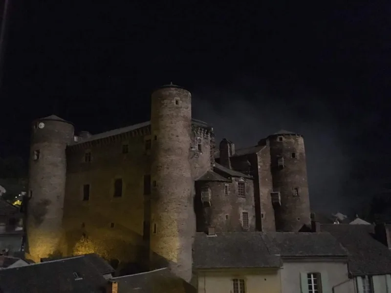 Château de Coupiac : donjon gothique en Aveyron Sud