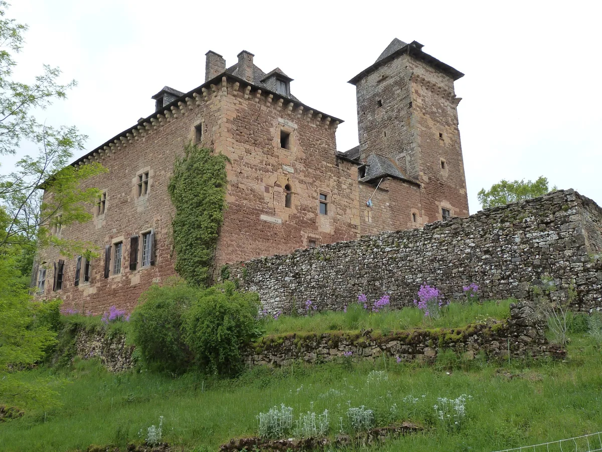 Château du Colombier à Salles-la-Source en Aveyron, ancienne forteresse médiévale restaurée entourée de son parc