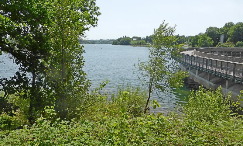 Lac de Pareloup en Aveyron : plages, voile et baignade
