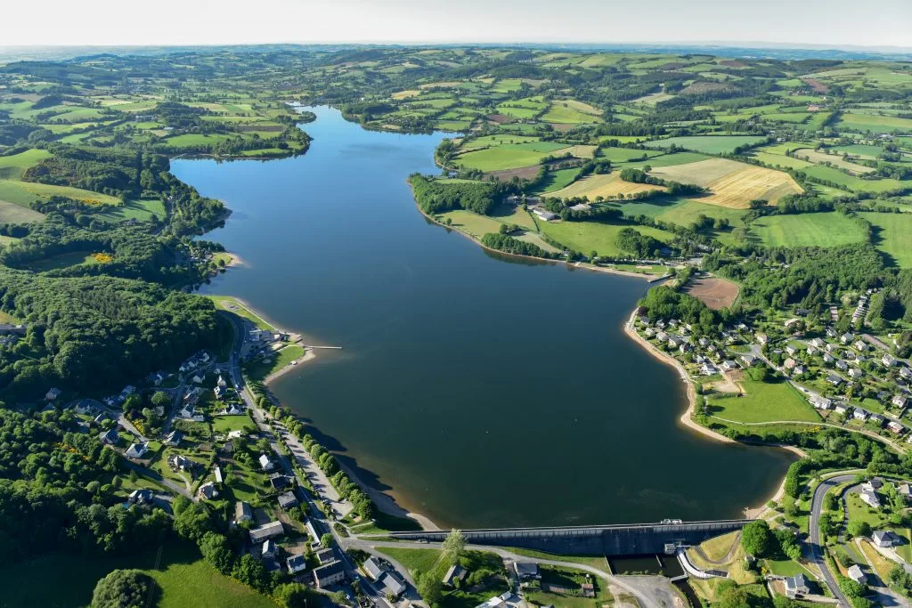 Vue sur le lac de Villefranche-de-Panat sur le plateau du Lévézou en Aveyron