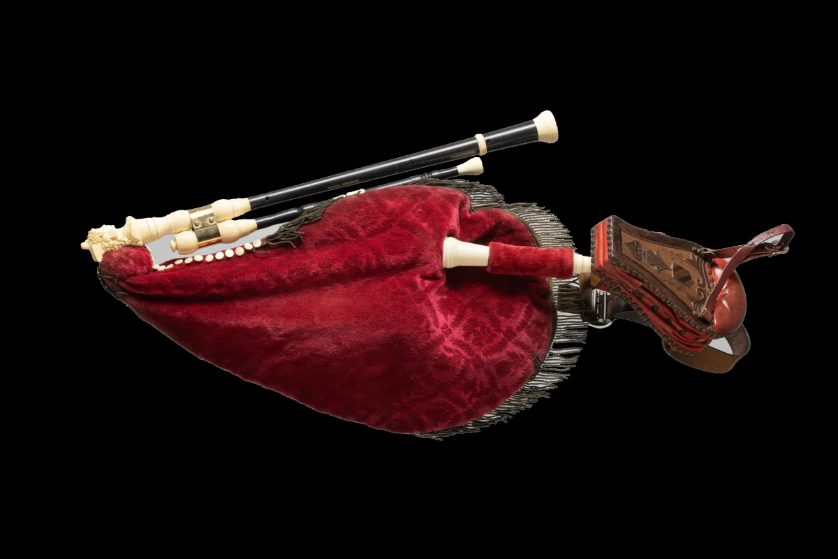 Une cabrette ancienne au soufflet de velours rouge et aux ornements d'ivoire, l'instrument traditionnel de l'Aubrac