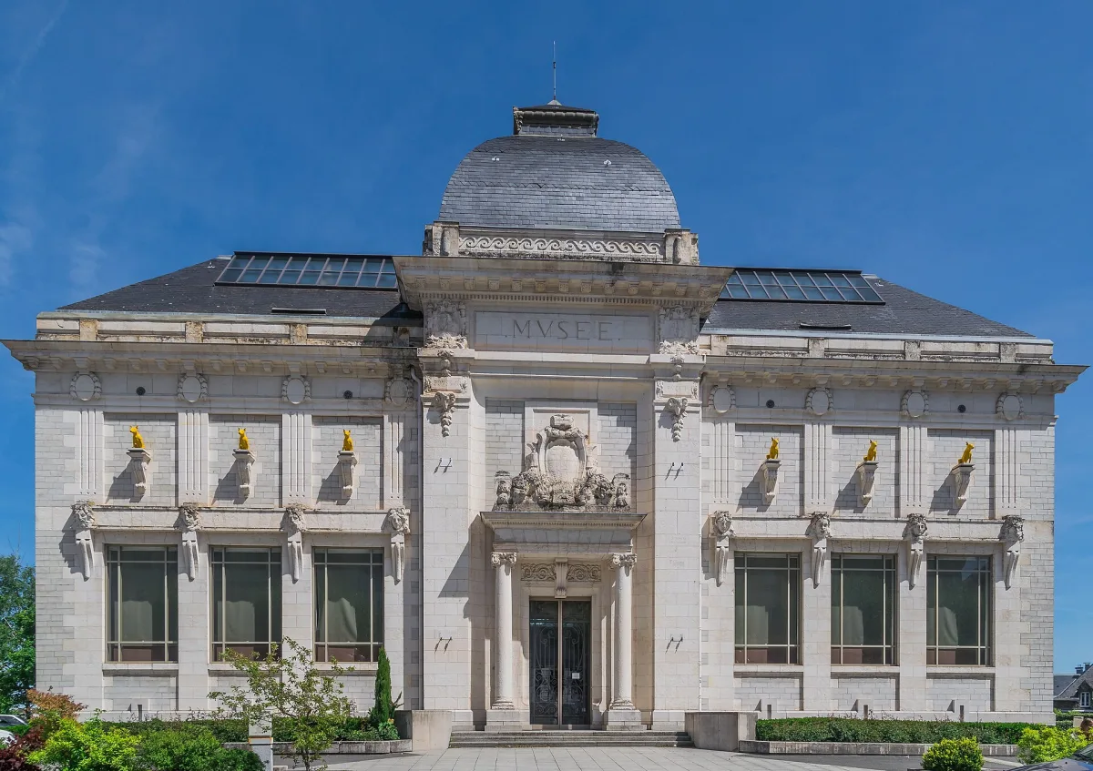 Façade du musée Denys-Puech à Rodez avec ses arcades donnant sur le jardin public