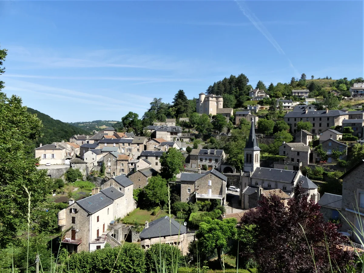 Le bourg de Saint-Léons, en Aveyron, village natal de Jean-Henri Fabre et site du musée Micropolis