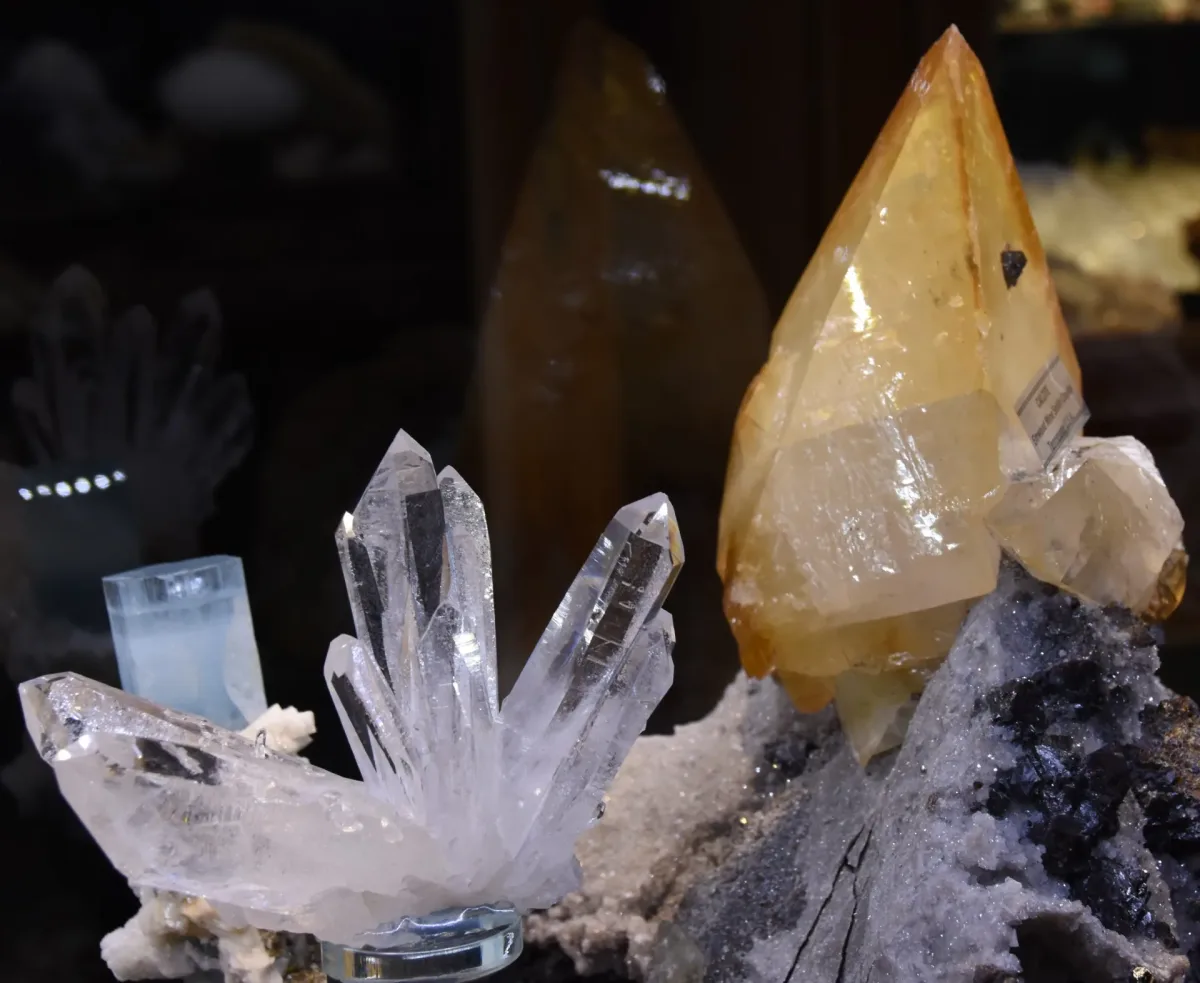 Echantillons de minéraux aux couleurs et cristallisations variées, exposés dans une collection privée de l'Aubrac