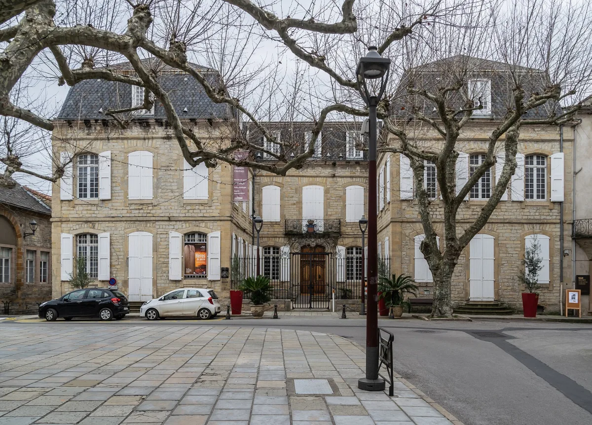 Cour intérieure de l'hôtel de Pégayrolles à Millau, qui abrite le musée de Millau et des Grands Causses