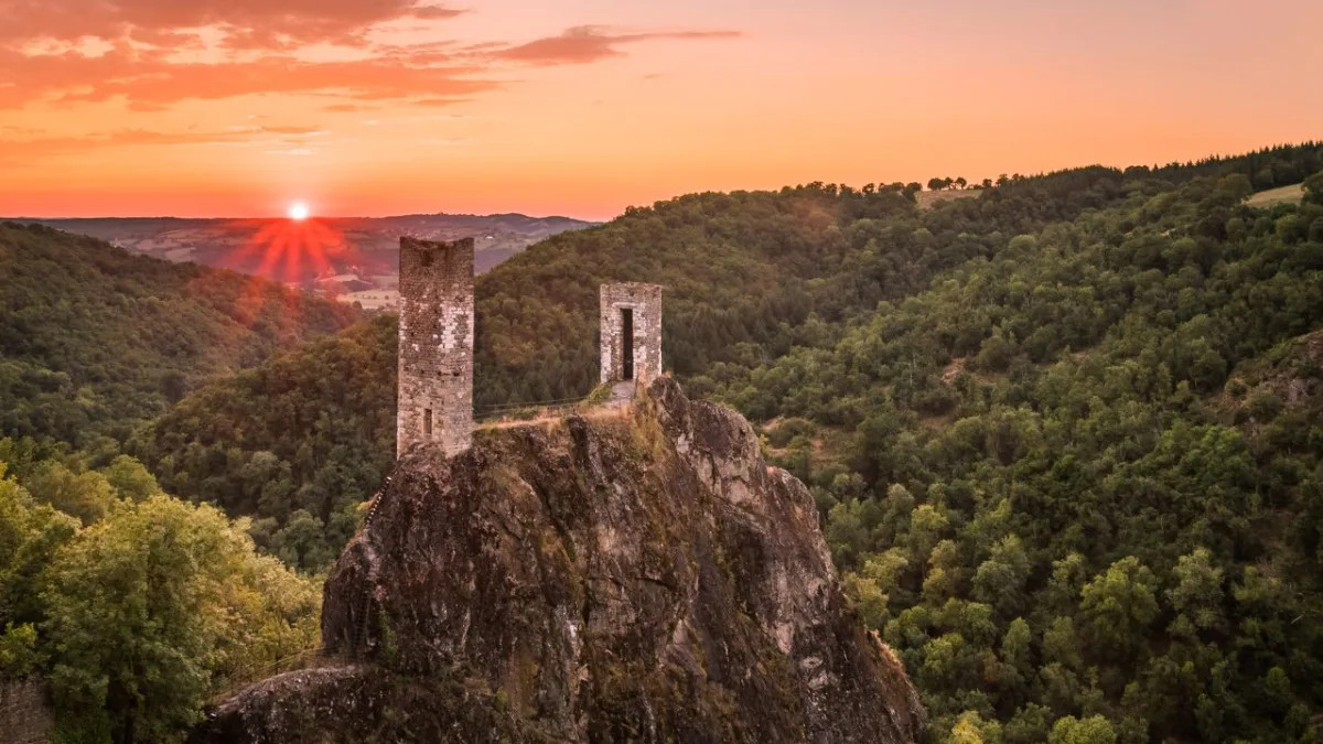 Les tours jumelles de Peyrusse-le-Roc, vestiges médiévaux en Aveyron