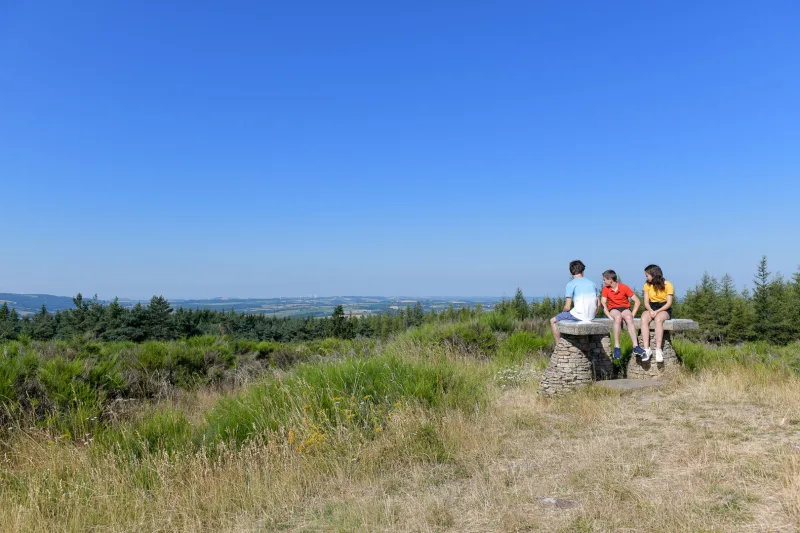 Randonnée sur le Plateau du Lévézou : Lacs et Éoliennes