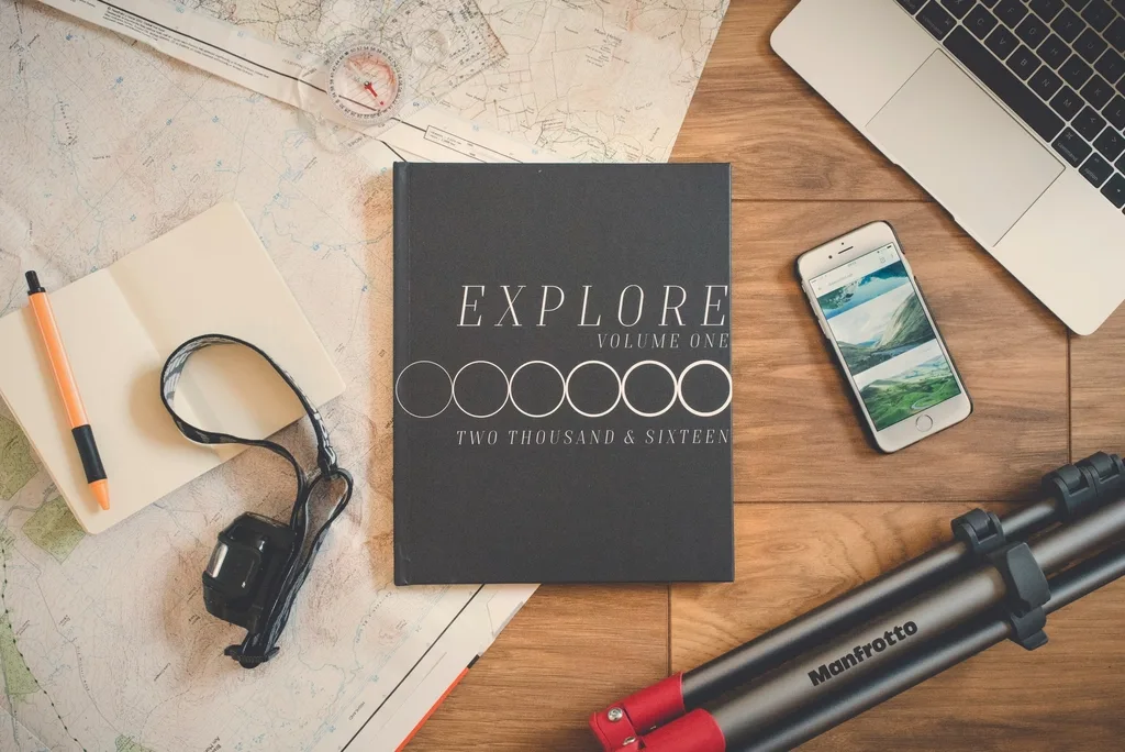 Carte, appareil photo, ordinateur portable et téléphone pour comparer et préparer son séjour en camping