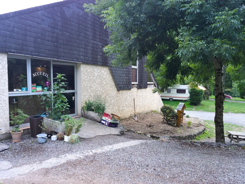Réserver pour 2, arriver à 6 en camping : pourquoi ça pose problème