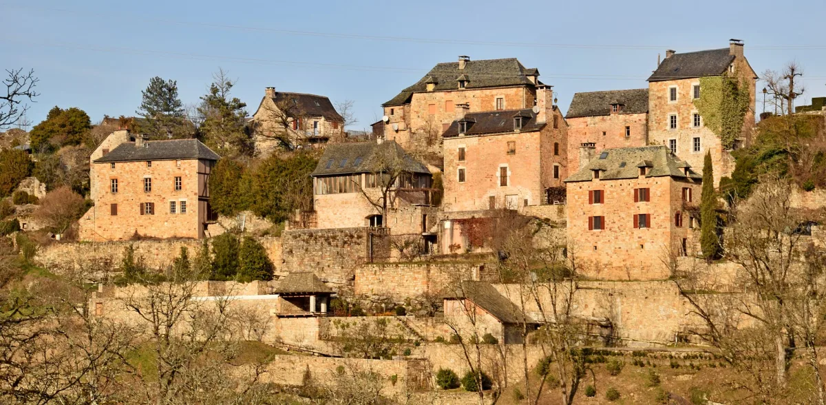 Vue de la chapelle rupestre Saint-Christophe de Rodelle encastrée dans la falaise calcaire au-dessus de la vallée du Dourdou