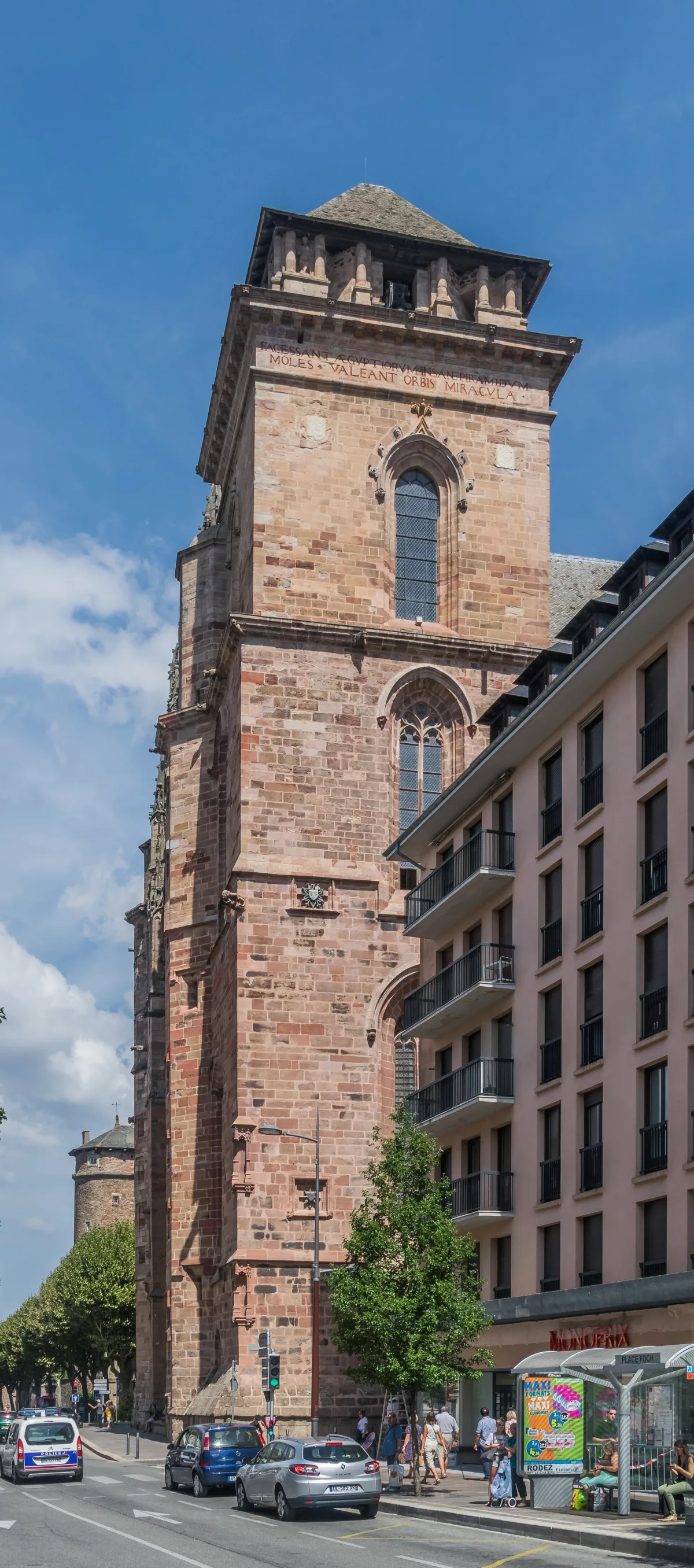 Vue de la cathédrale Notre-Dame de Rodez en grès rouge avec son clocher gothique flamboyant
