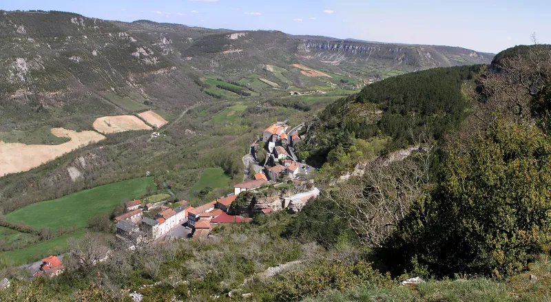 Roquefort-sur-Soulzon : caves d'affinage et Combalou