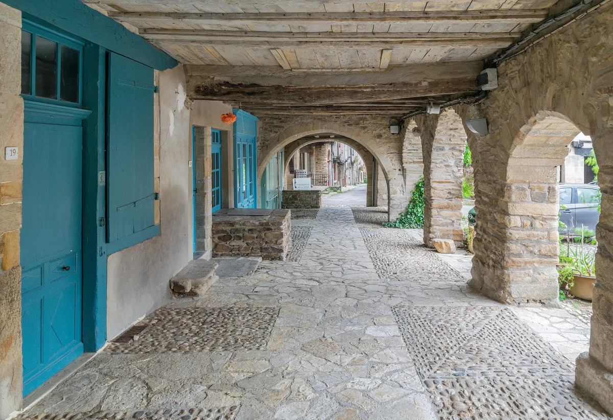 Place des Arcades de Sauveterre-de-Rouergue avec ses maisons à colombages et ses couverts médiévaux