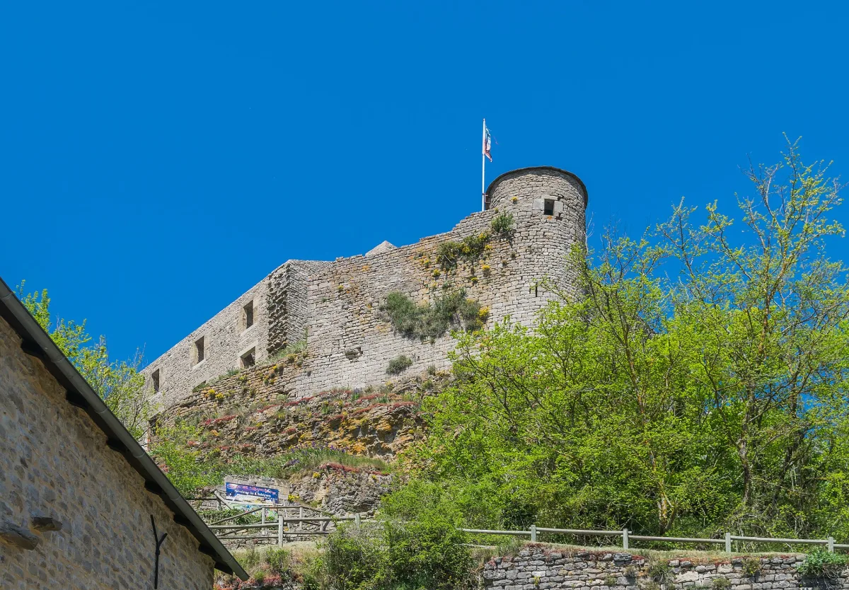 Vue du château fort de Sévérac d'Aveyron dressé sur son éperon rocheux au-dessus du village médiéval
