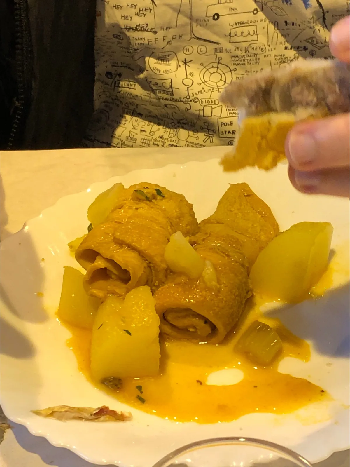 Tripoux mijotés servis avec des pommes de terre dans une sauce dorée