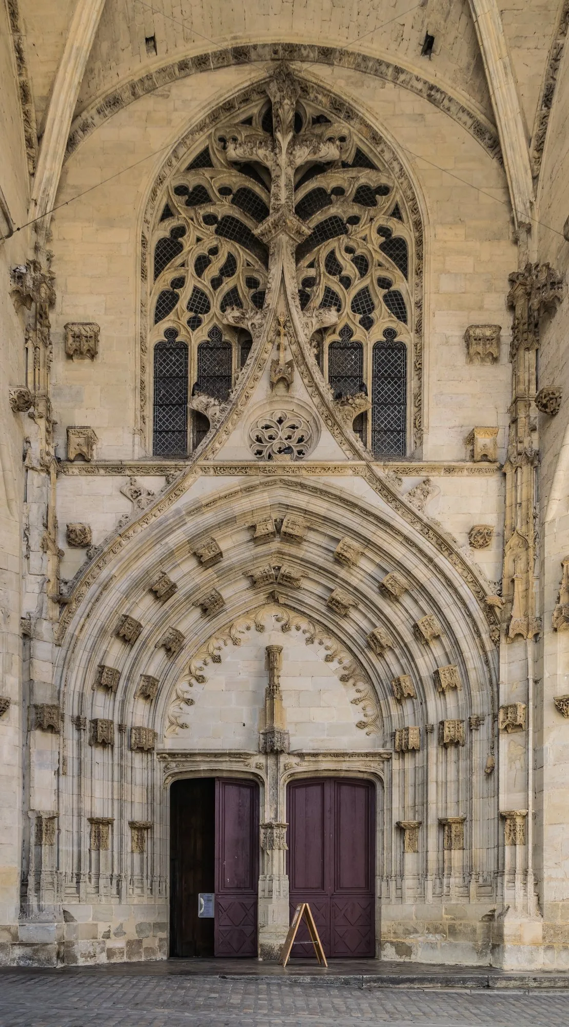 Portail gothique flamboyant de la collégiale Notre-Dame de Villefranche-de-Rouergue
