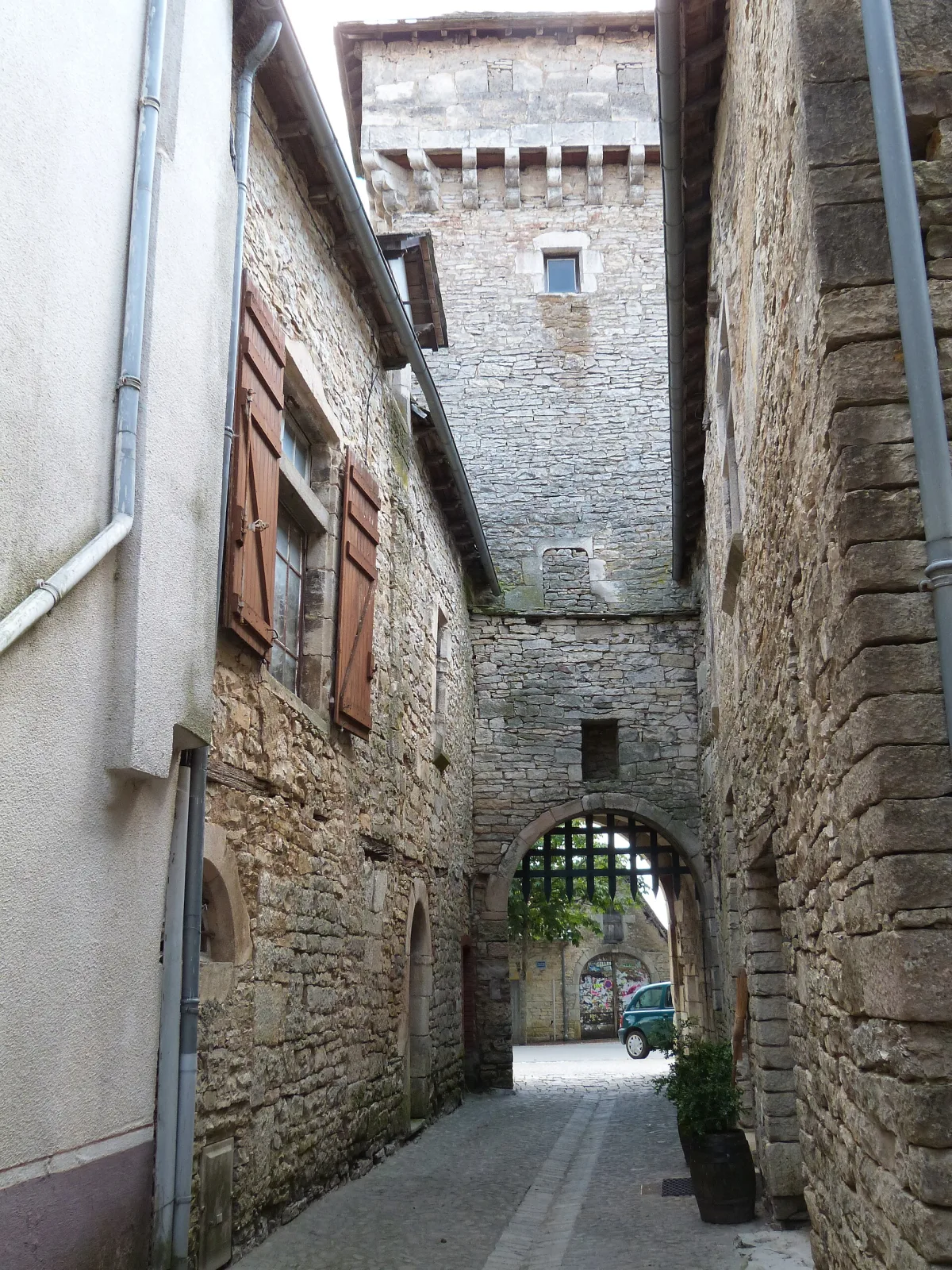 Halle en pierre et charpente de bois du XIIIe siècle sur la place centrale de Villeneuve-d'Aveyron