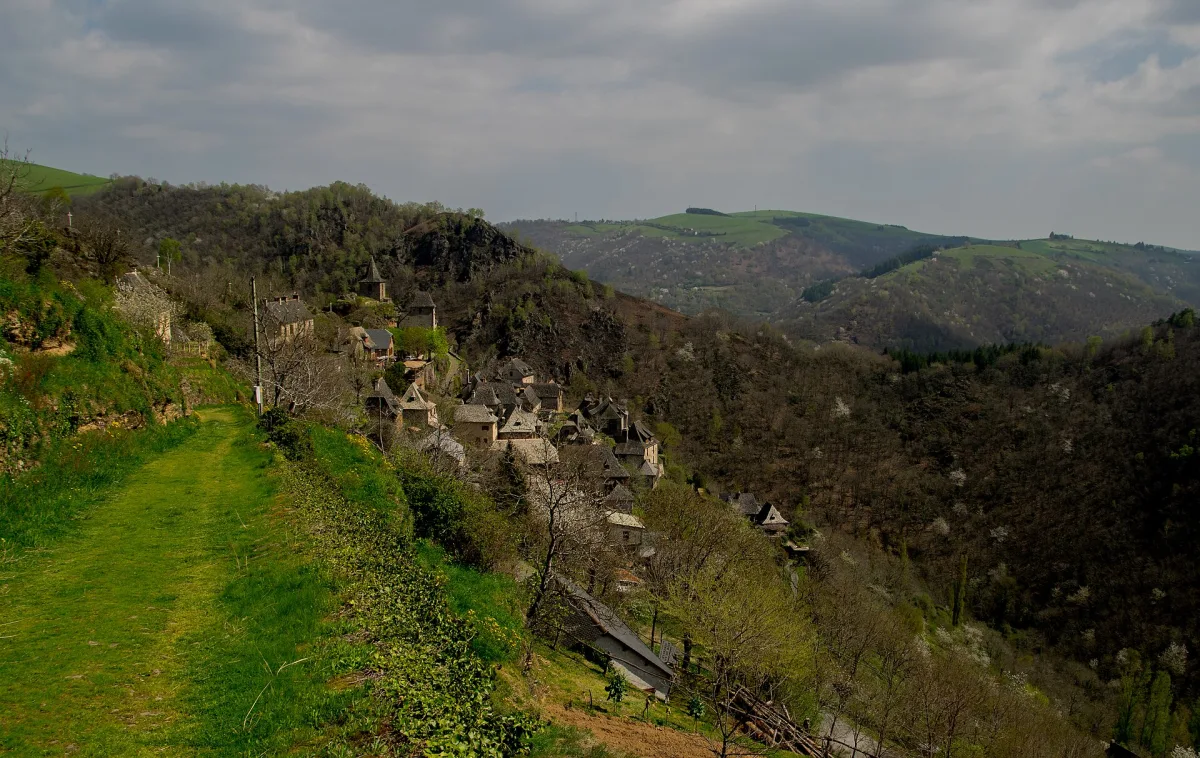 Vue du hameau de Vinzelle en Aveyron, maisons de schiste perchées sur un éperon rocheux dominant la vallée du Lot