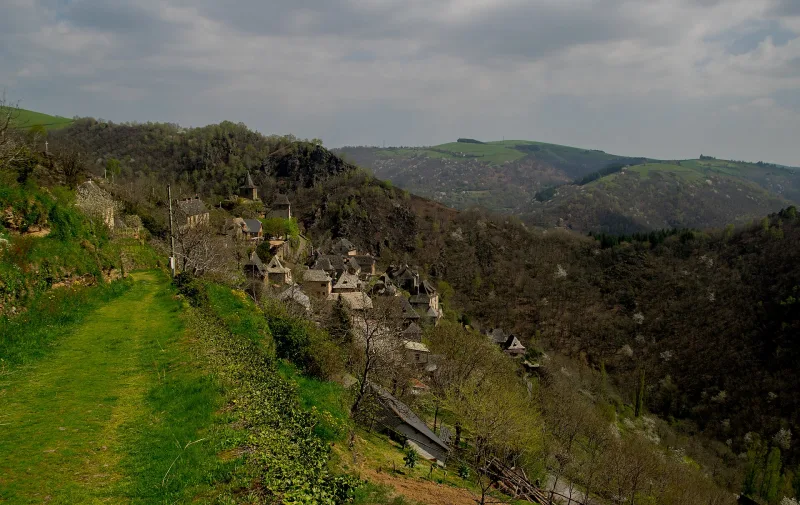 Vinzelle en Aveyron : village perché sur le Lot